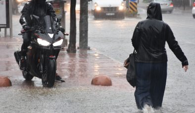 5 ili sağanak ve fırtına vurdu: Evleri su bastı, araçlar yollarda kaldı