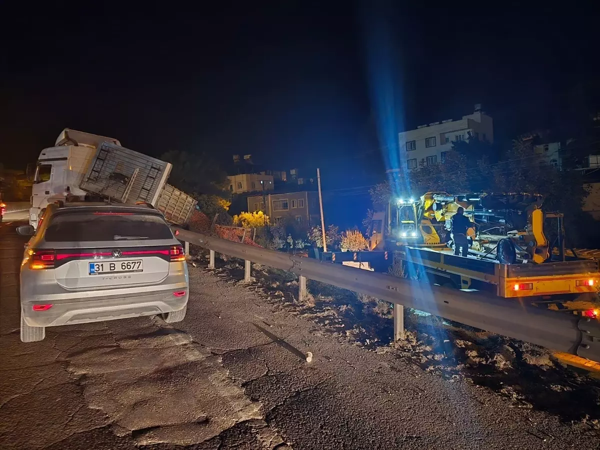 Belen’de Tır Şarampole Düştü